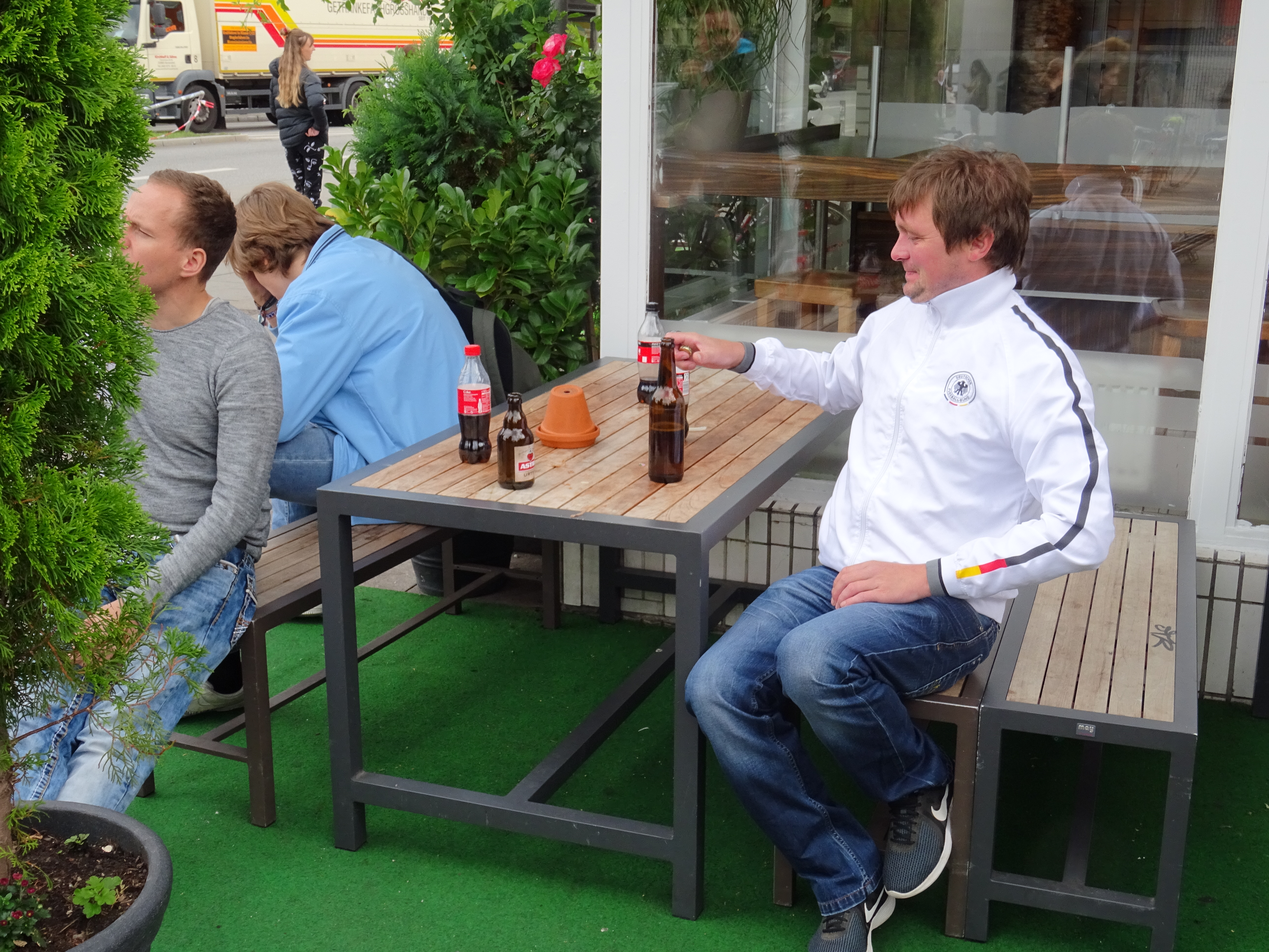 vorm Volksparkstadion