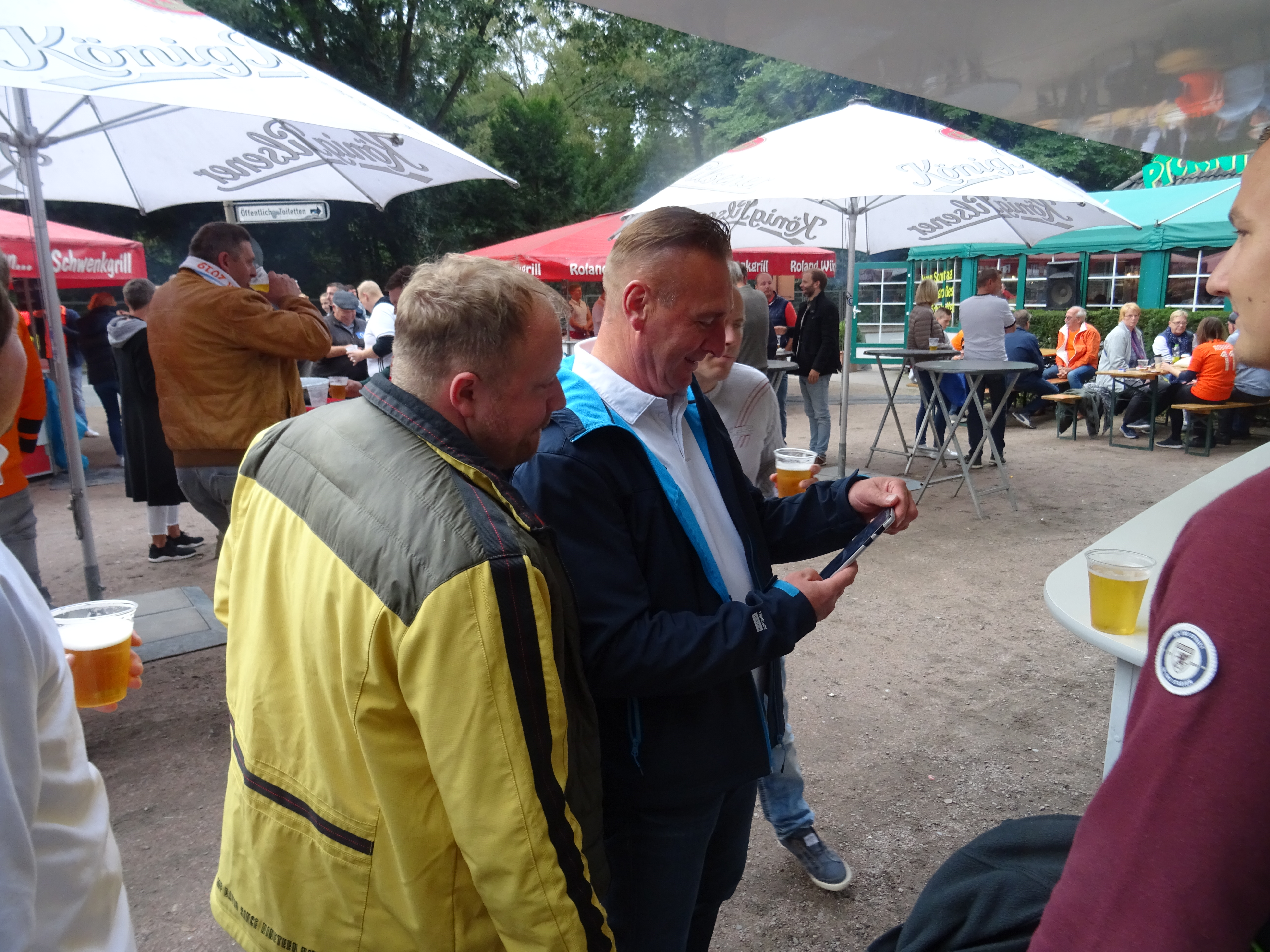 vorm Volksparkstadion